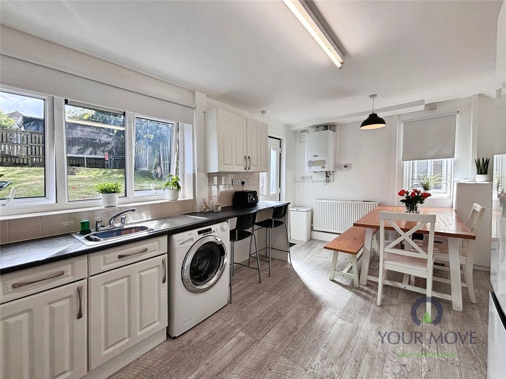 Property photo 3 of 11 Kitchen