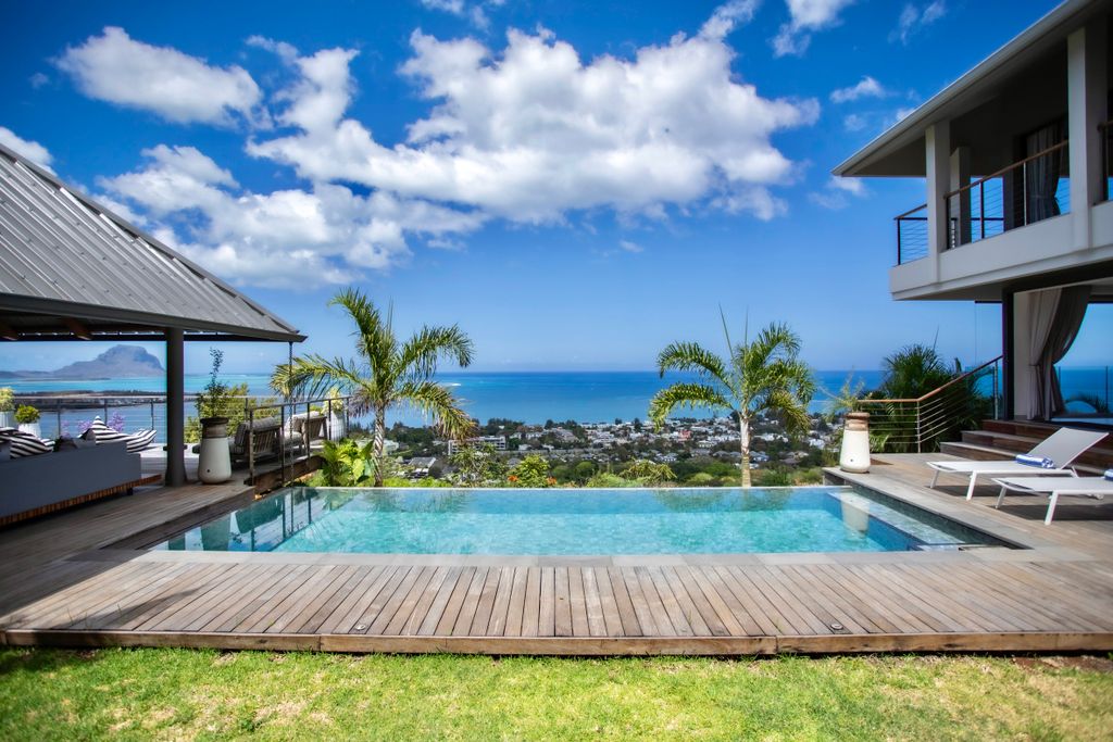 Property photo 2 of 60