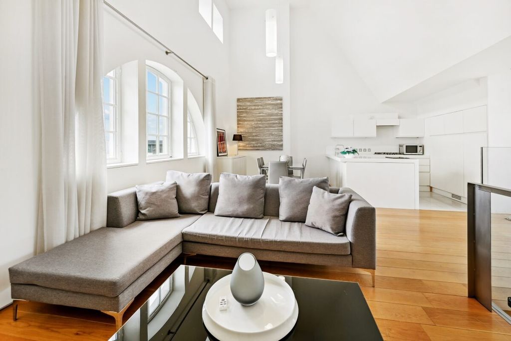 Property photo 1 of 11 Flat 3, 20 Swallo...