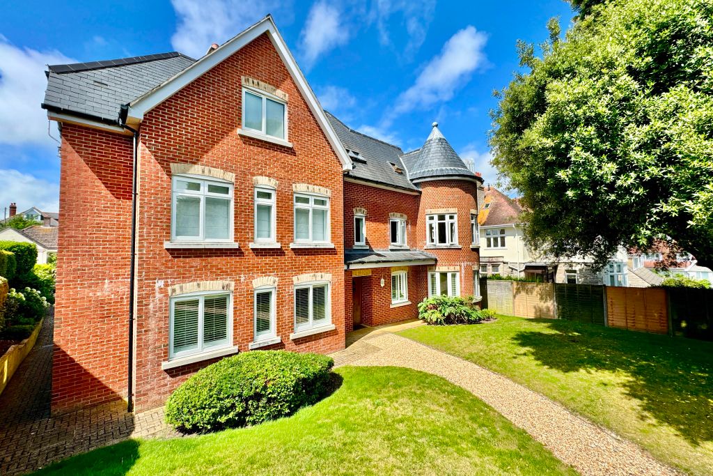 Property photo 2 of 14 Holly Oak House