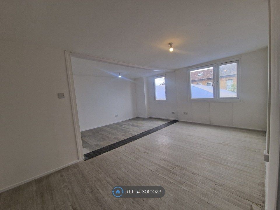 Property photo 1 of 6 Spacious Living Room