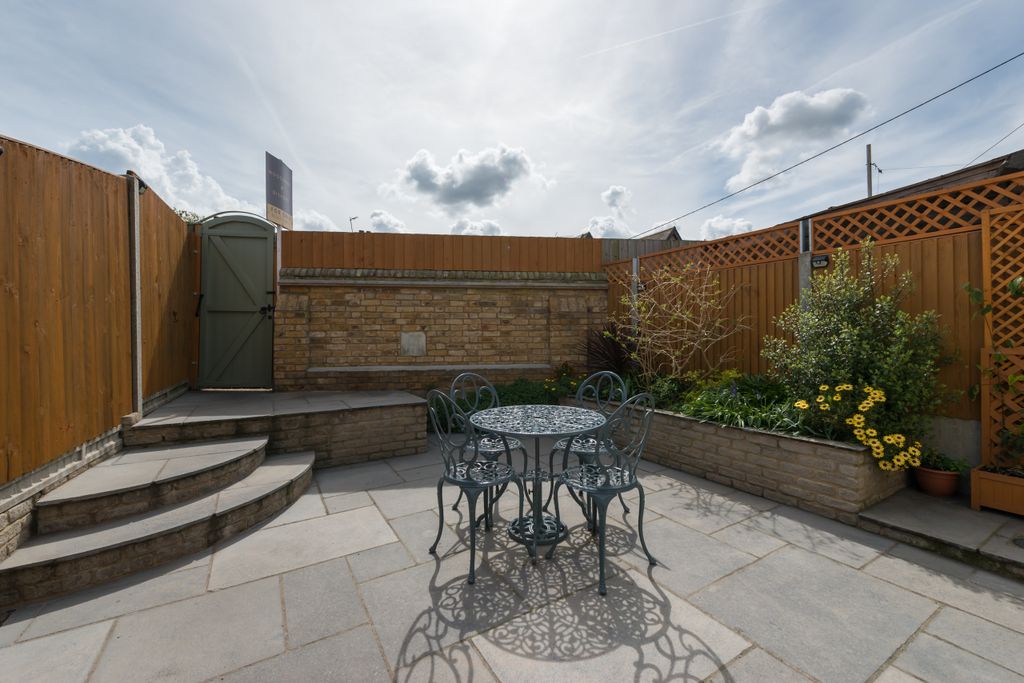 Property photo 2 of 18 Garden