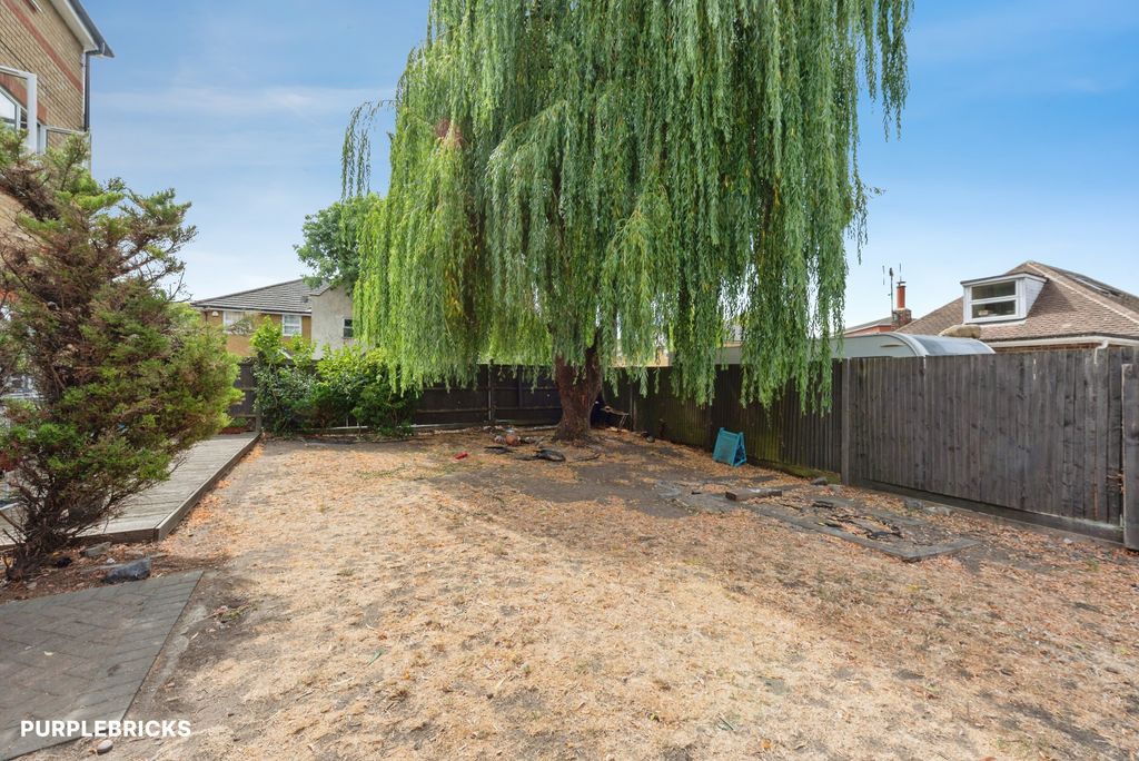 Property photo 2 of 21 Communal Gardens