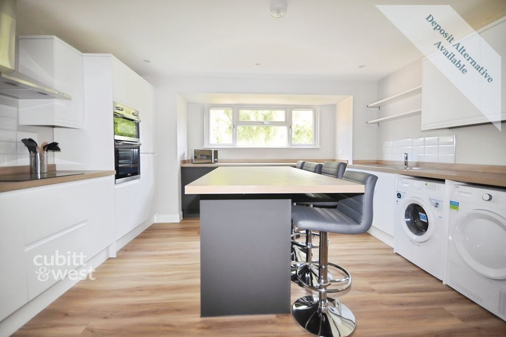 Property photo 3 of 9 Kitchen