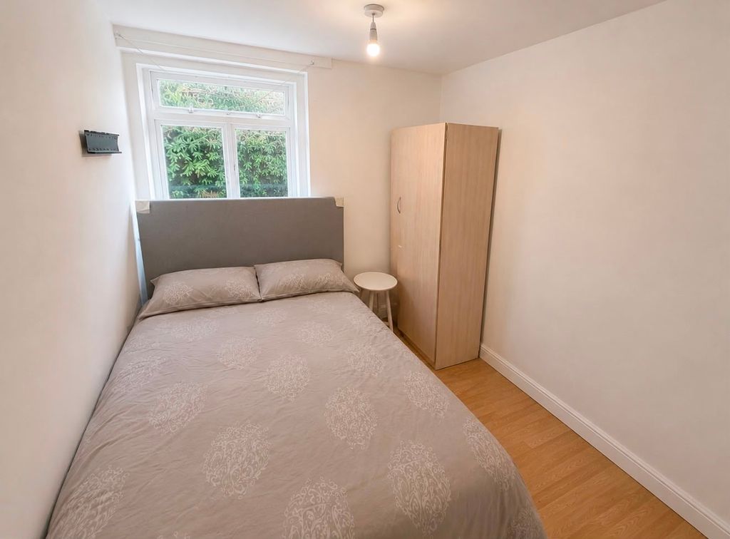 Grosvenor Rise East, Walthamstow E17 - View 4