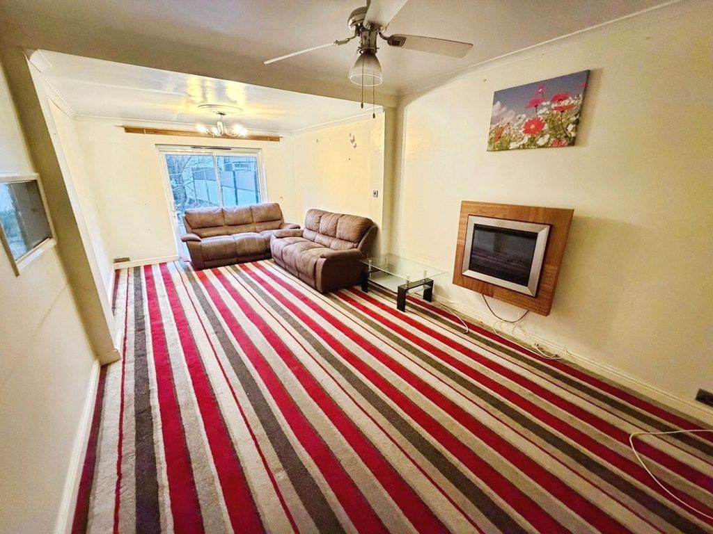 Property photo 2 of 9 Lounge