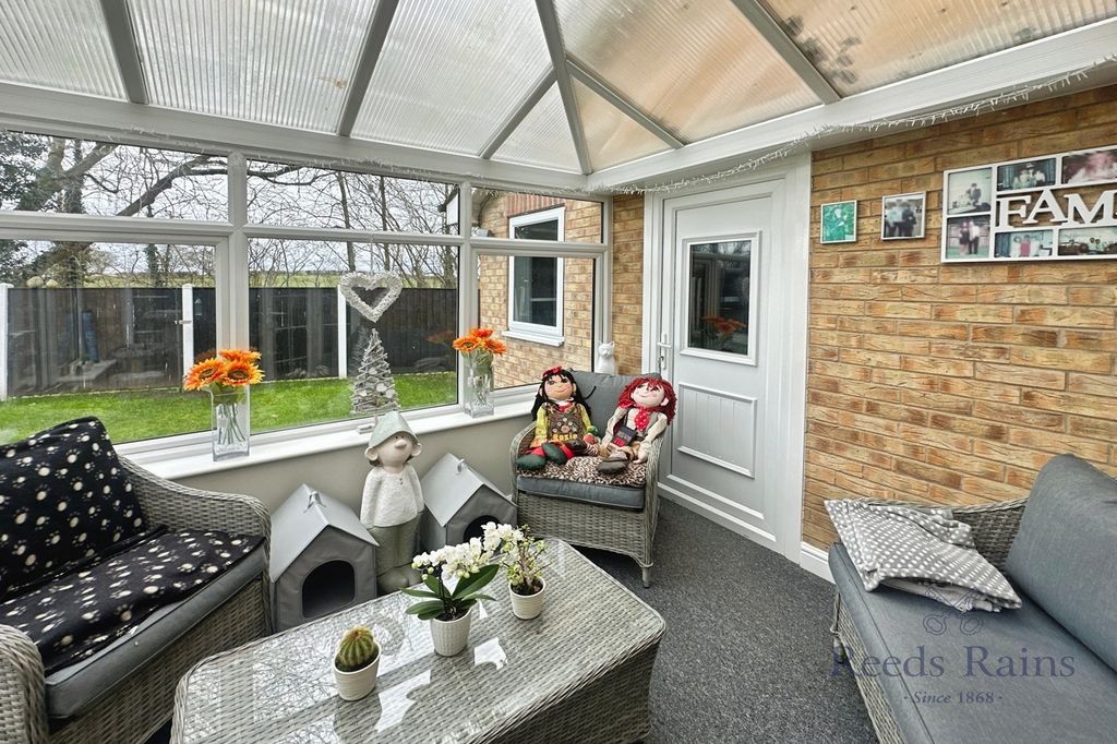 Property photo 3 of 29 Conservatory