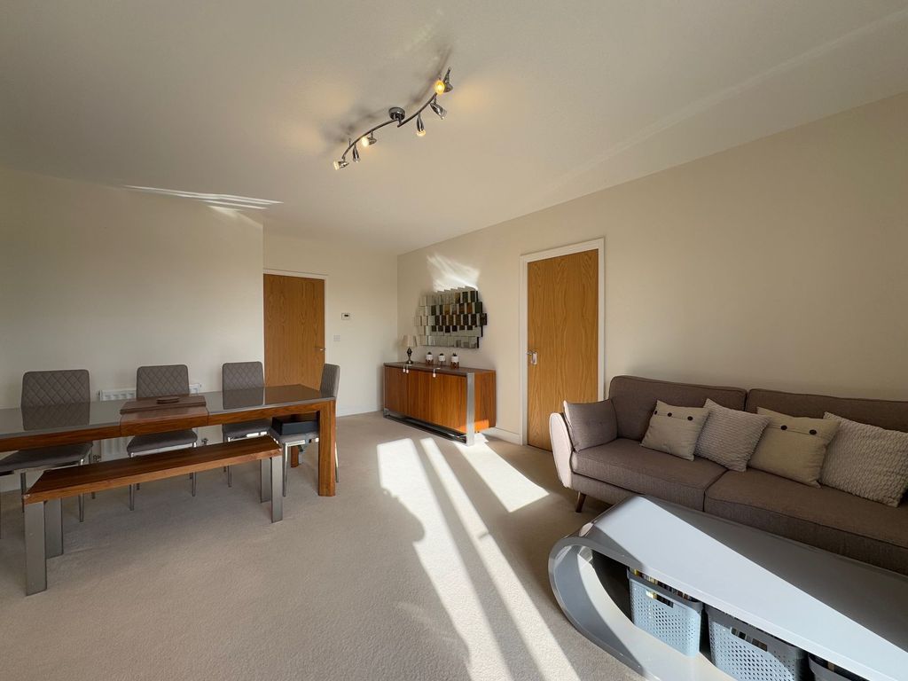 Property photo 3 of 12 Lounge