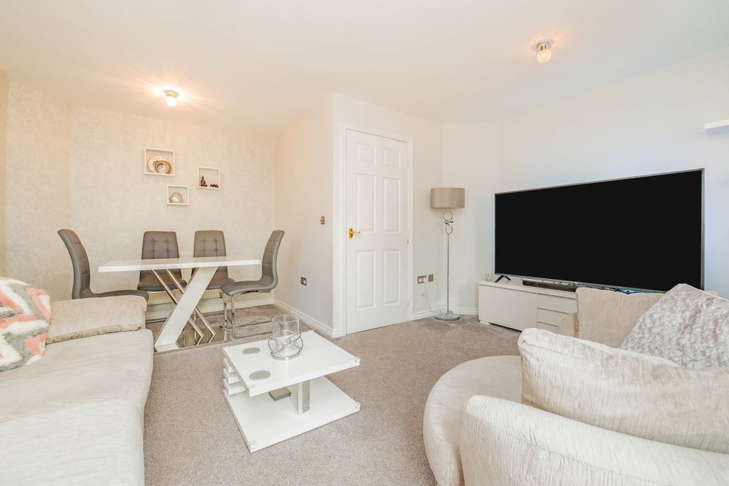 Property photo 1 of 12 Lounge3