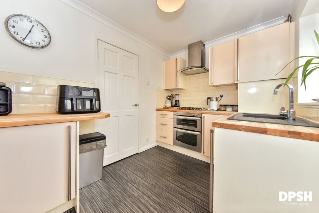 Property photo 2 of 25