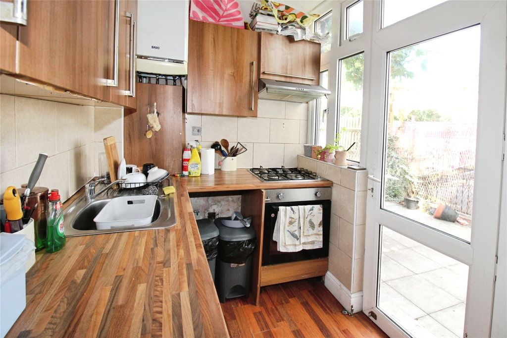 Property photo 3 of 11 Kitchen