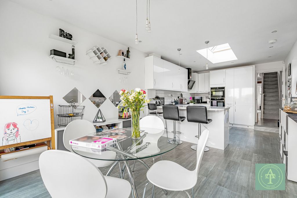 Property photo 3 of 32 Gallery