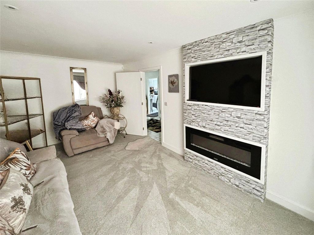 Property photo 2 of 18 Lounge