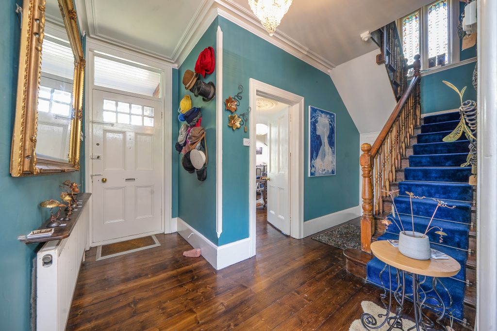 Property photo 3 of 32