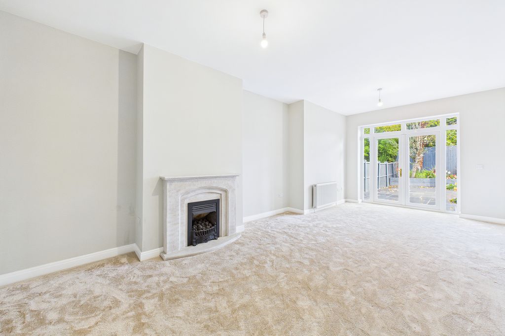 Property photo 1 of 20 Living Room