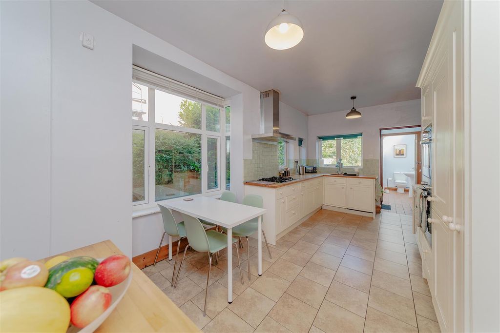 Property photo 3 of 28 Breakfast Kitchen