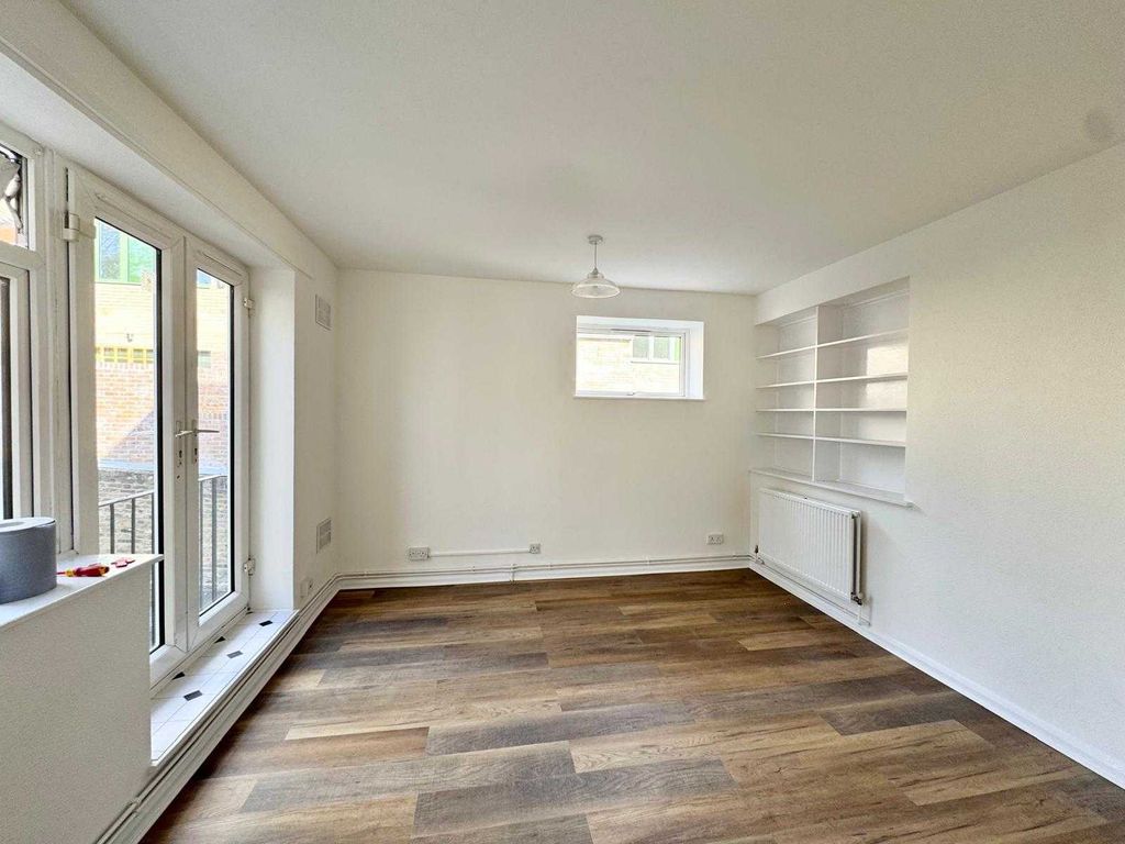 Property photo 1 of 9 Refurbished 2 Bed Flat To Rent Kirkdale Road, London Se26