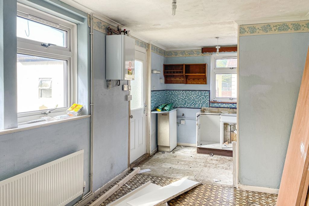 Property photo 3 of 10 34 Eastdale Road, Burgess Hill, Rh15 0Nh
