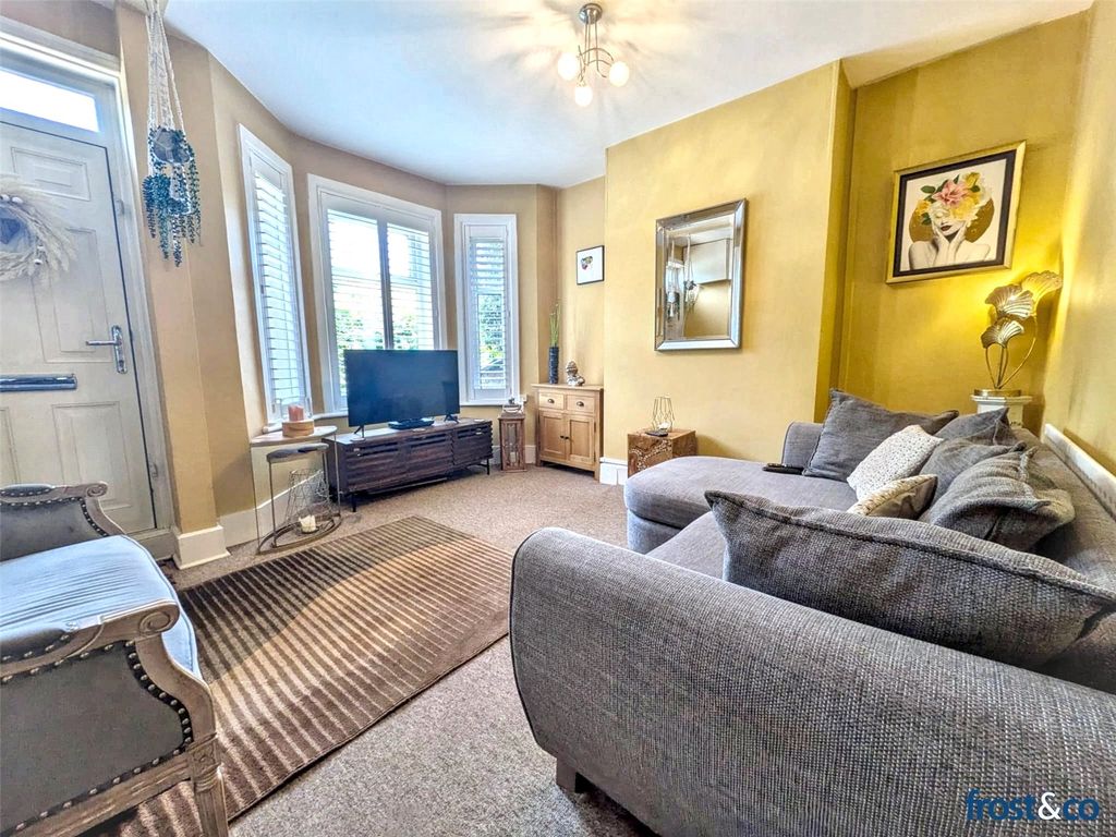 Property photo 3 of 13 Lounge