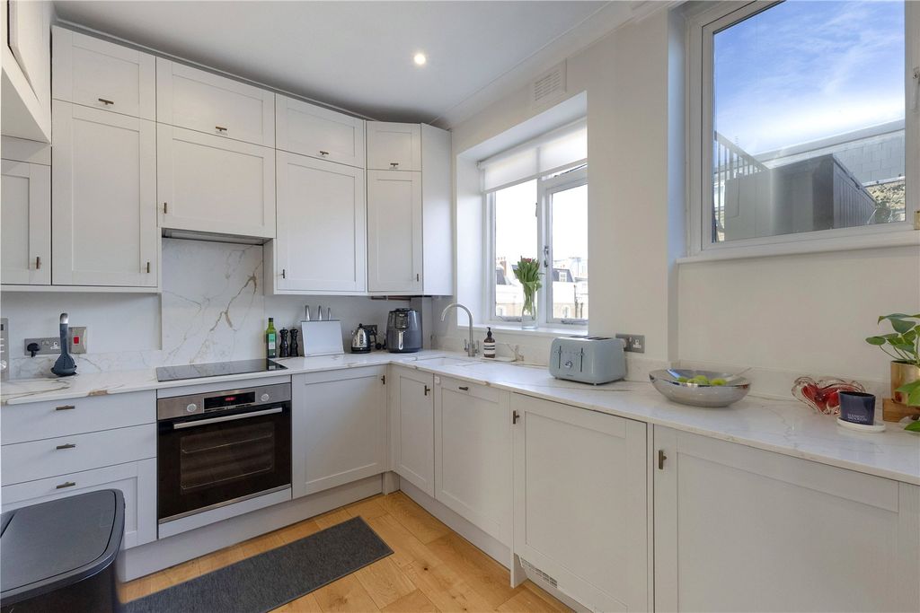 Property photo 3 of 11 Kitchen