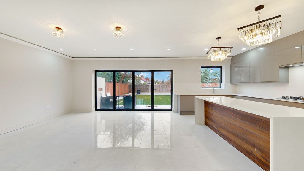 Property photo 3 of 17 4589972