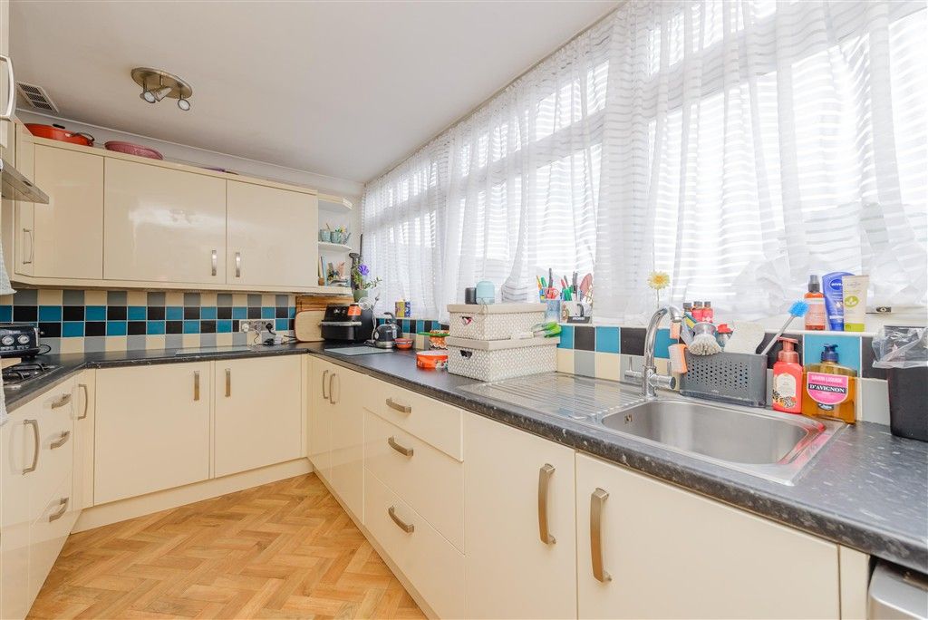 Property photo 3 of 10 Kitchen