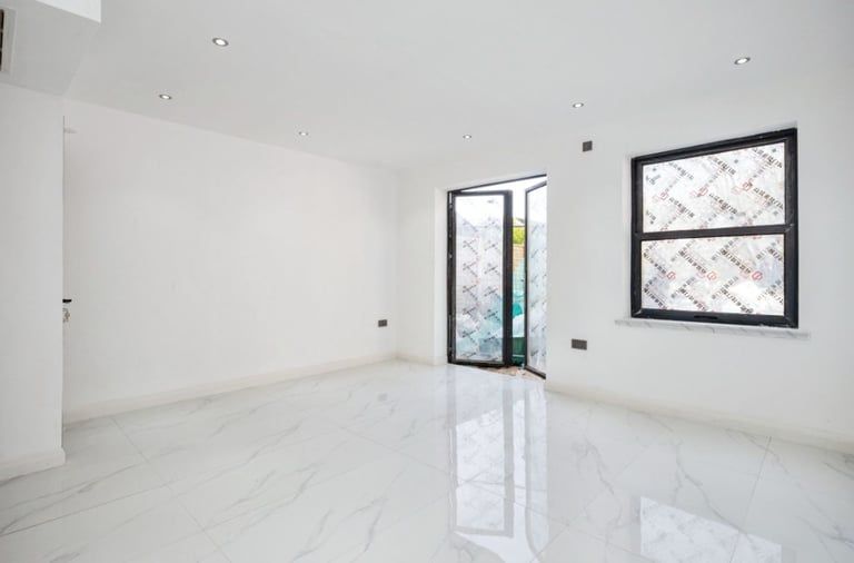 Property photo 1 of 12 Modern Luxurious 3 Bedroom House