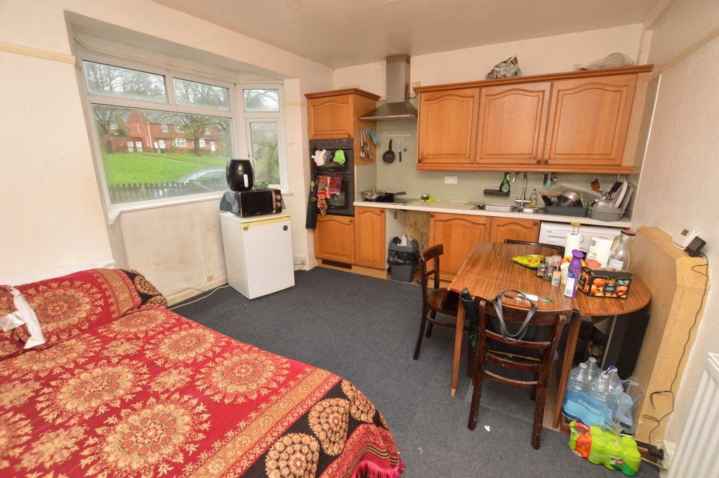 Property photo 3 of 10 Living Room/Kitchen