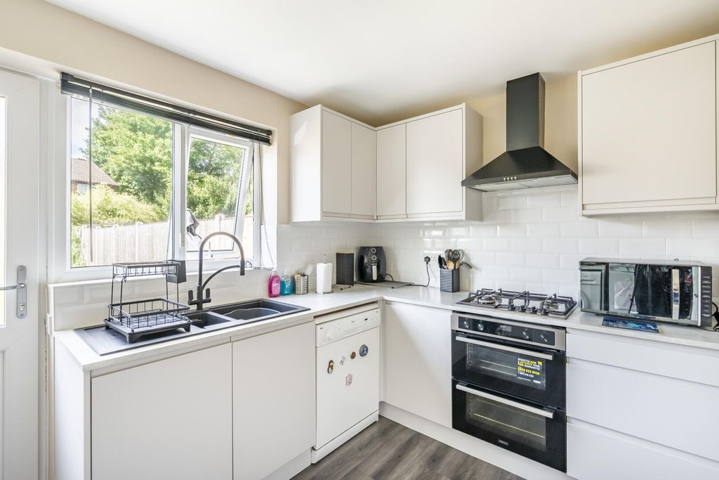 Property photo 3 of 12 Kitchen