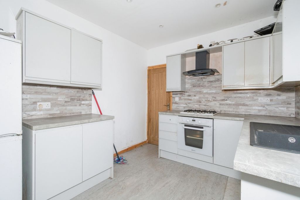 Property photo 2 of 17 Kitchen
