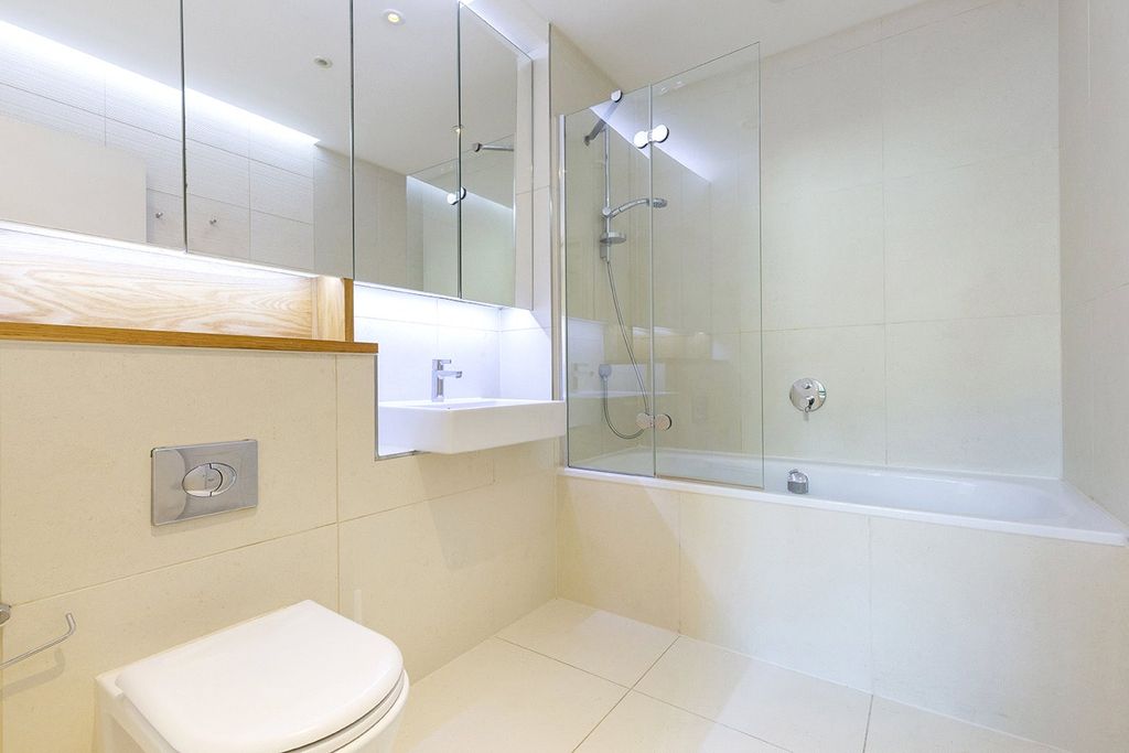 Property photo 3 of 17 Bathroom
