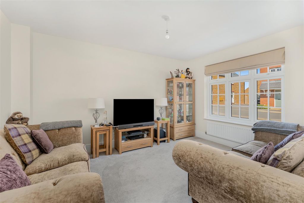 Property photo 2 of 17 8 Selby Close, Banbury-4.Jpg