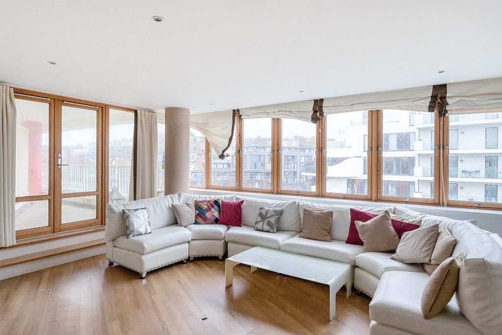 Property photo 2 of 18 1376654-6-690E12F...