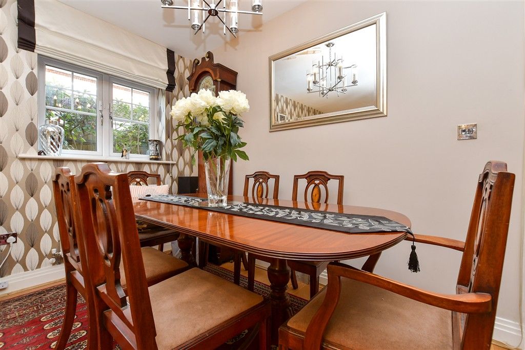 Property photo 3 of 14 Lounge