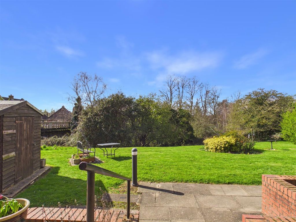 Property photo 2 of 8 Gdn.Jpg