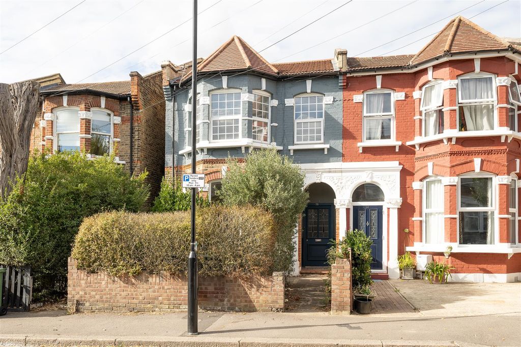 Property photo 1 of 22 Chadwick Road, E11