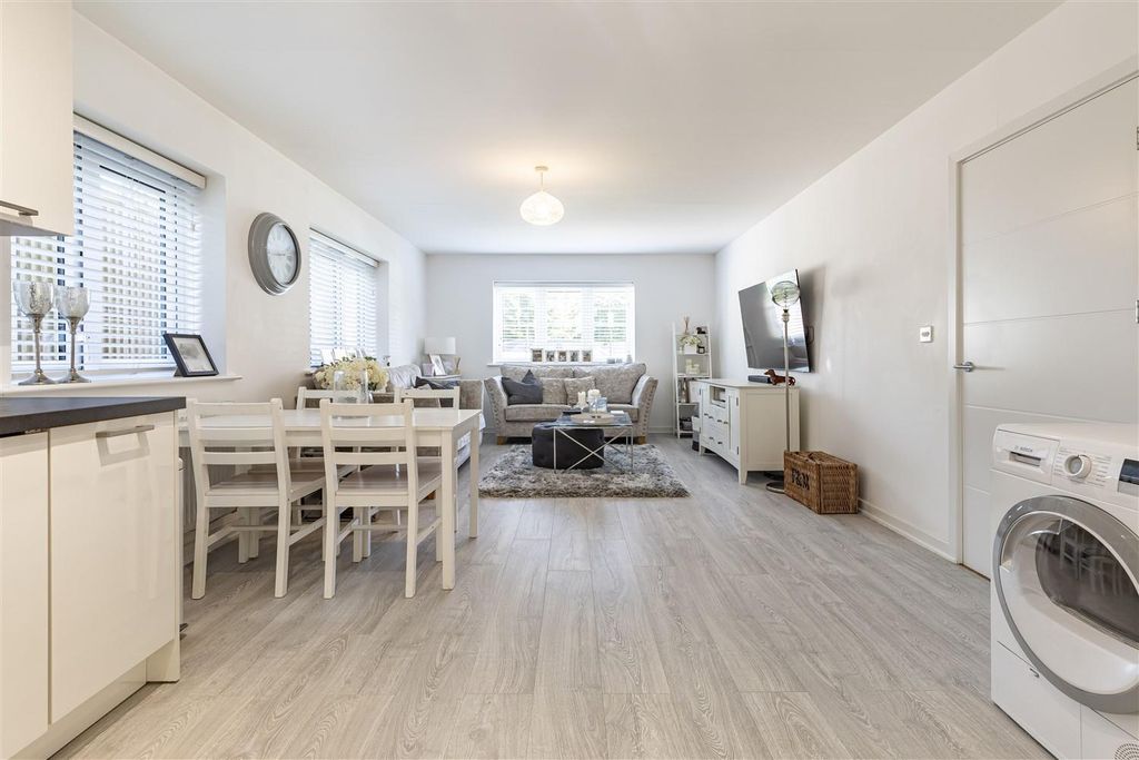 Property photo 3 of 18 2 Archer Close  (6).Jpg