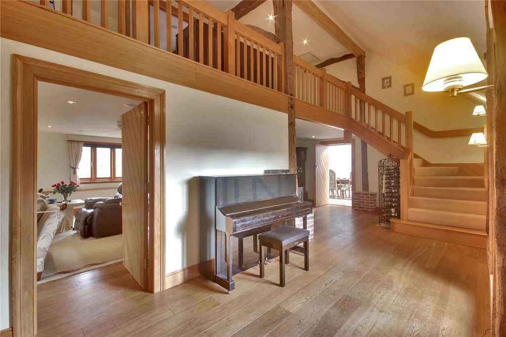 Property photo 3 of 19 Entrance Hall