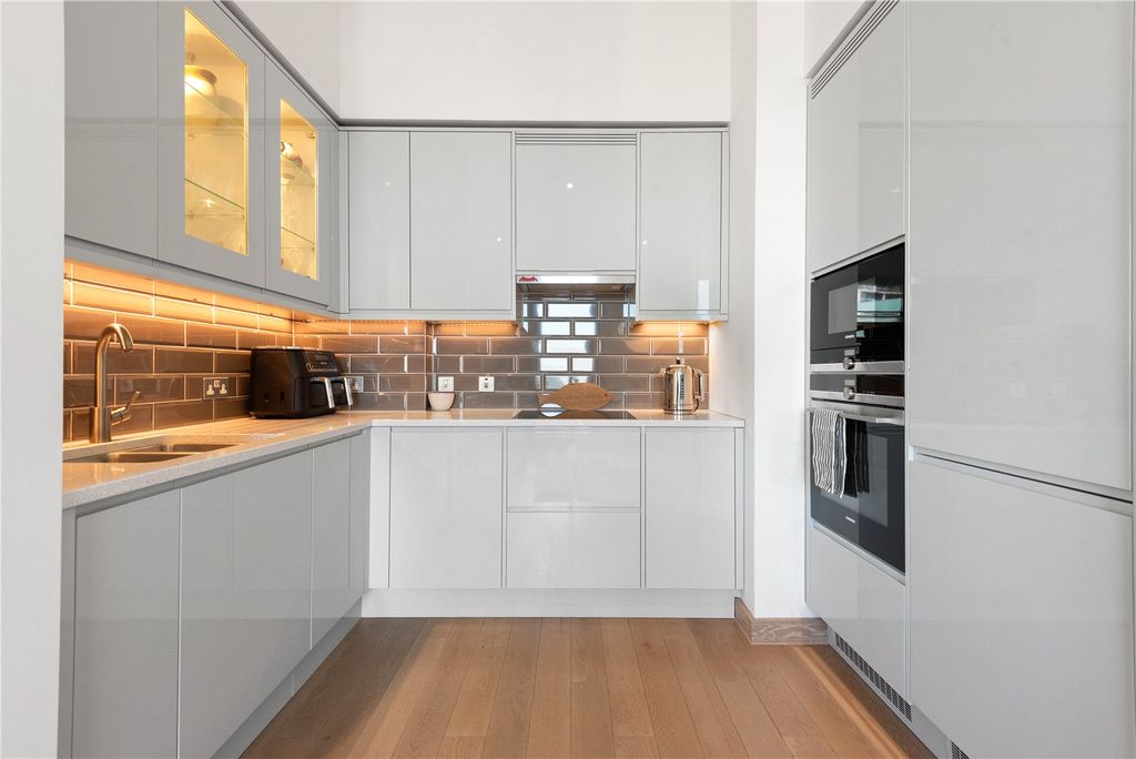 Property photo 3 of 7 Kitchen