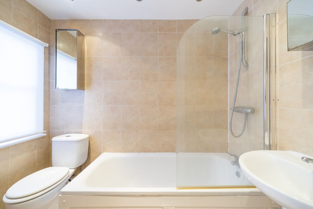 Property photo 3 of 10 Bathroom
