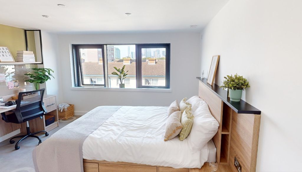 Property photo 1 of 17 Bedroom