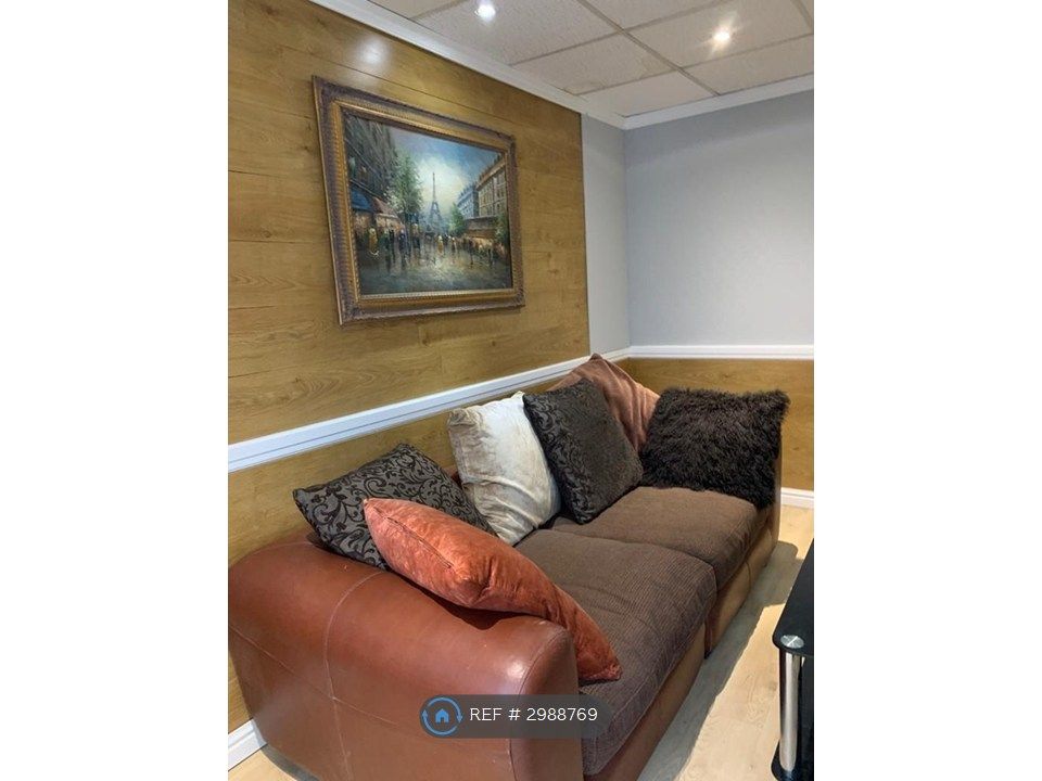Property photo 1 of 12 Lounge