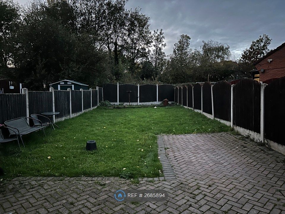 Property photo 3 of 15 Large Back Garden And Block Paved Driveway