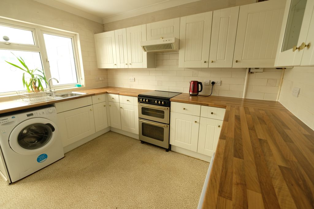 Property photo 3 of 10 Kitchen