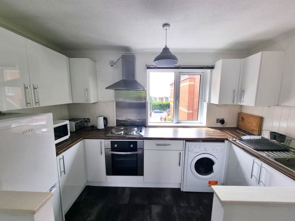 Property photo 3 of 14 Kitchen