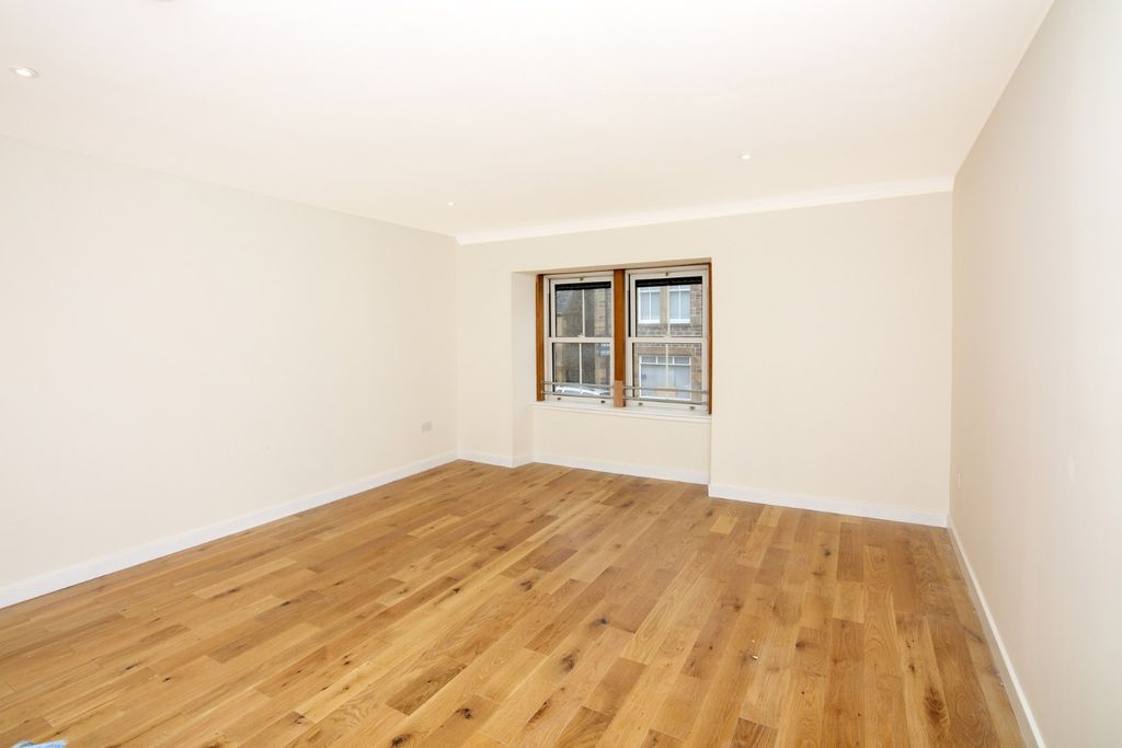 3 bed flat to rentAncaster Square, Callander, Stirling FK17 photo 4