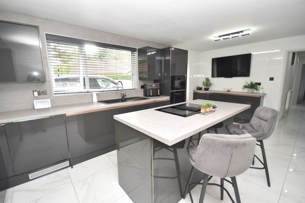 Property photo 3 of 15 Kitchen/Breakfast Room