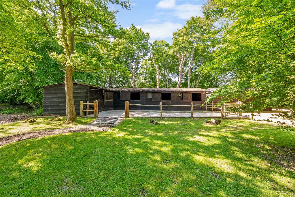Property photo 2 of 30 Stabling &amp; Barn