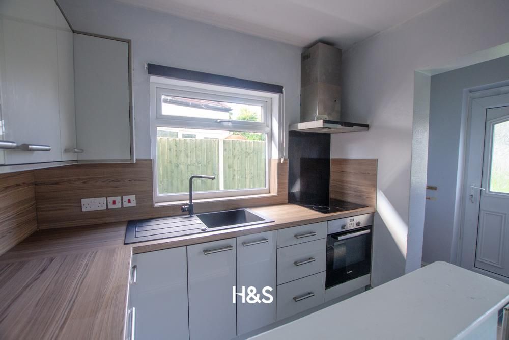 Property photo 2 of 8 25 Rock Grove - Kitchen.Jpg