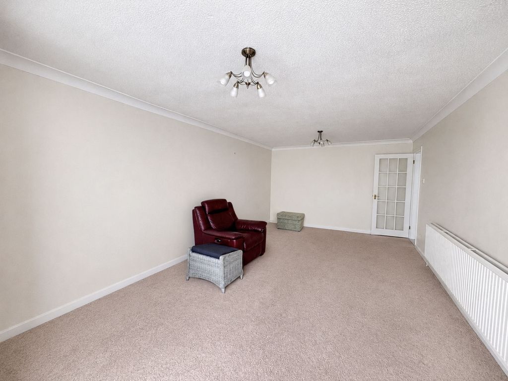 Property photo 3 of 14 Lounge 2